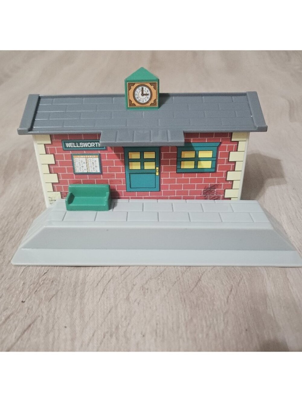 2004 Tomy Thomas & Friends Trackmaster Train WELLSWORTH STATION W/ Platform
